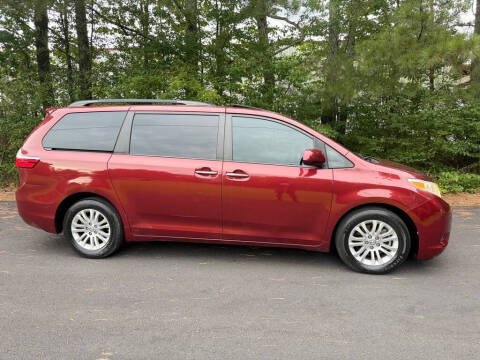 2017 Toyota Sienna XLE 8-Passenger
