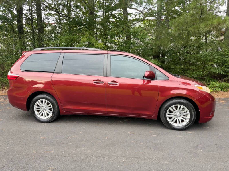 2017 Toyota Sienna XLE 8-Passenger
