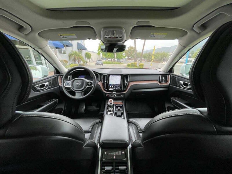 2023 Volvo XC60 B5 Ultimate Bright Theme