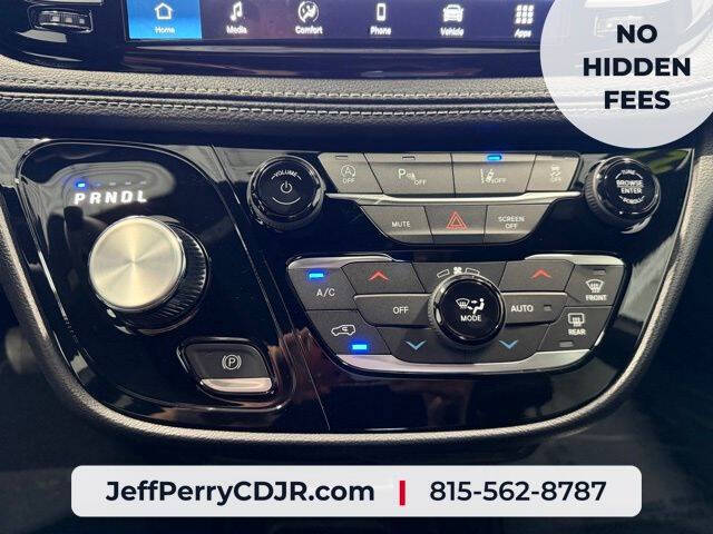 2027 Chrysler Pacifica Select