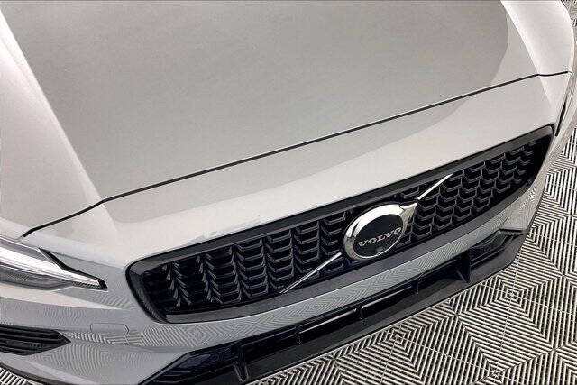 2024 Volvo S60 Recharge T8 Ultimate Dark Theme