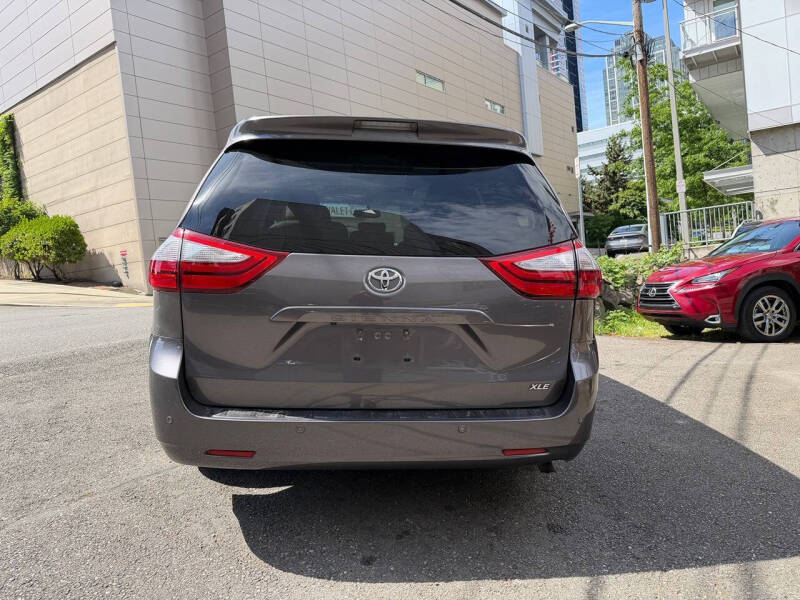 2016 Toyota Sienna XLE Premium 8-Passenger