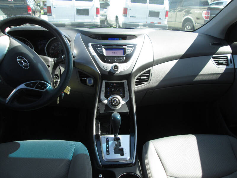 2012 Hyundai Elantra GLS photo 16