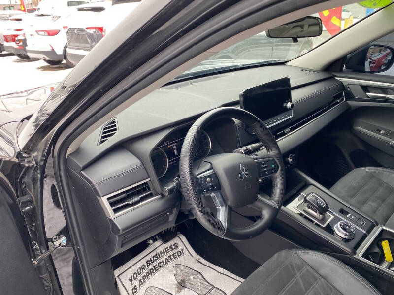 2023 Mitsubishi Outlander SE