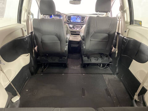 2022 Chrysler Voyager LX