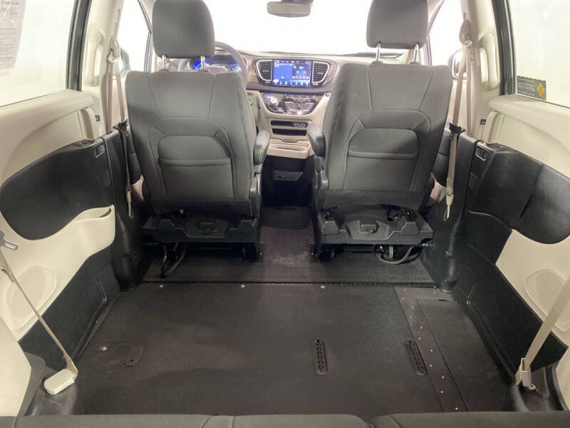 2022 Chrysler Voyager LX