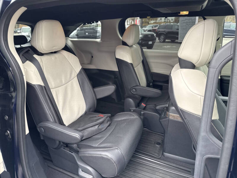 2025 Toyota Sienna Platinum 7-Passenger