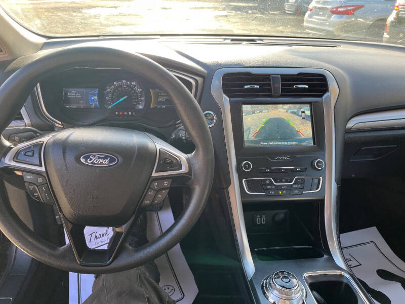 2020 Ford Fusion SE photo 9