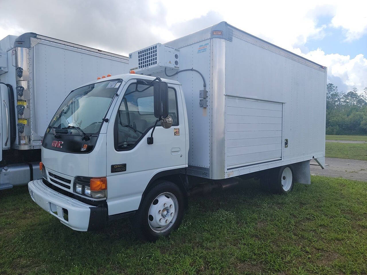 2005 GMC W4500 for sale at LUXURY IMPORTS AUTO SALES INC in Ham Lake, MN