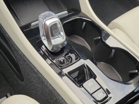 2024 Volvo XC40 B5 Plus Bright Theme