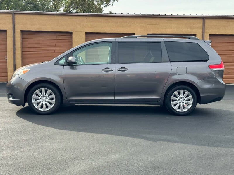 2011 Toyota Sienna null photo 8