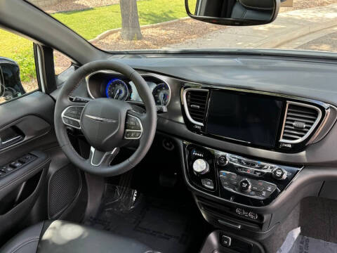 2025 Chrysler Voyager LX