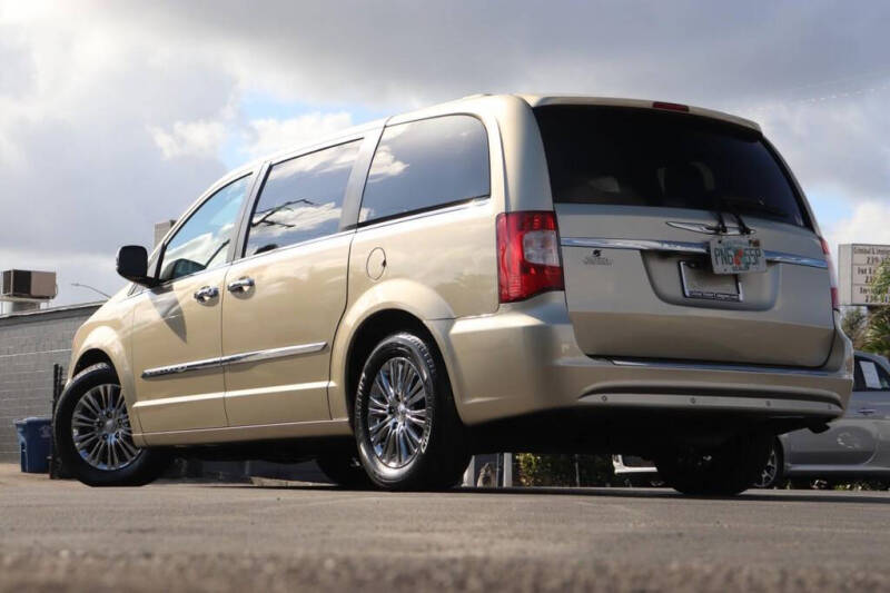 2011 Chrysler Town and Country Limited