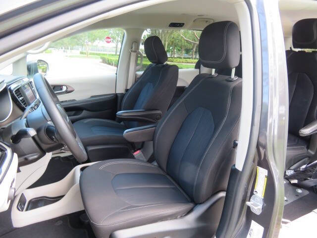 2022 Chrysler Voyager LX