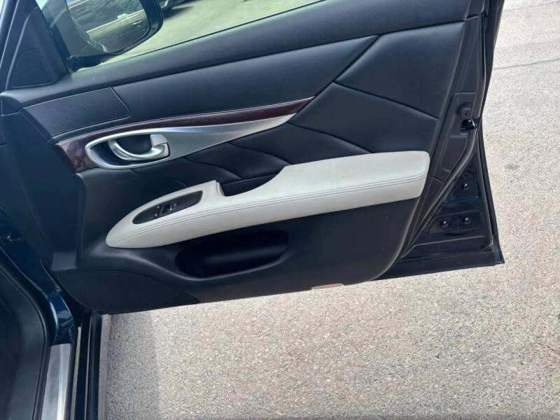 2015 Infiniti Q70 3.7
