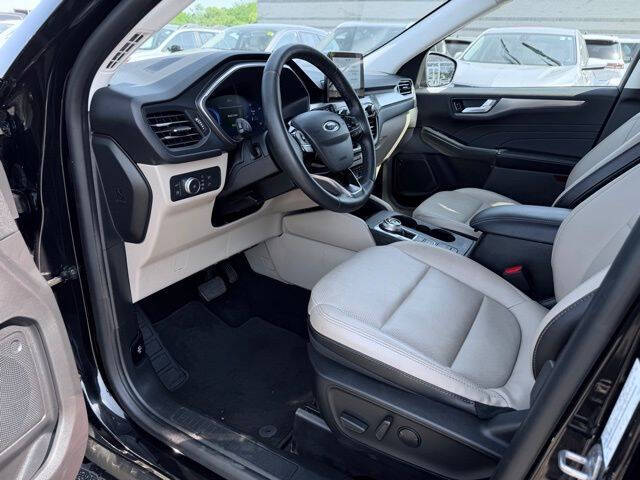 2022 Ford Escape Hybrid Titanium