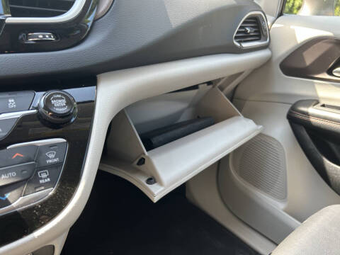 2017 Chrysler Pacifica Touring-L