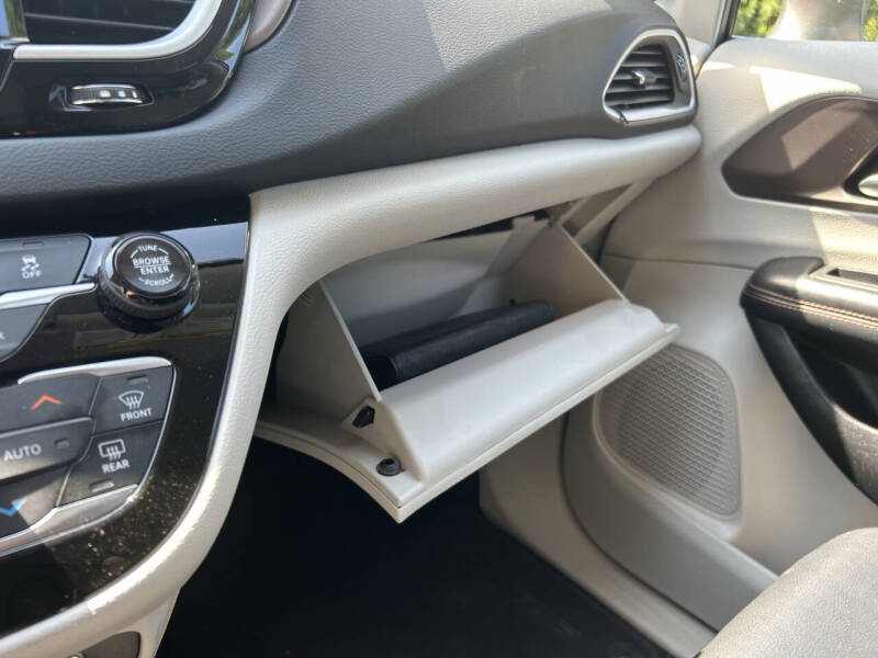 2017 Chrysler Pacifica Touring-L