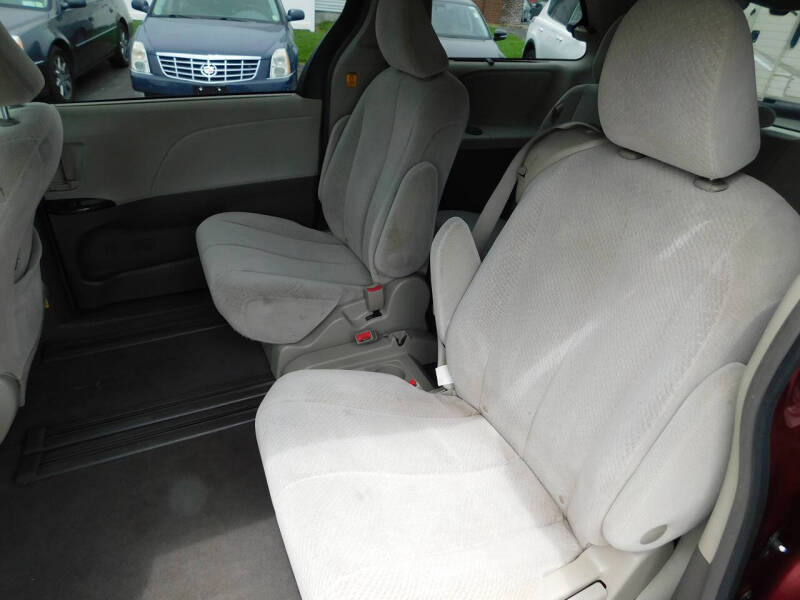 2011 Toyota Sienna LE 7-Passenger Auto Access Seat