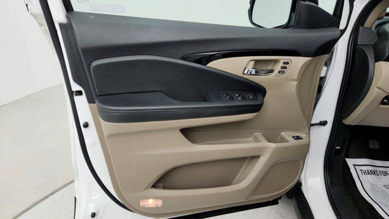 2022 Honda Pilot Touring w/Rear Captain's Chairs