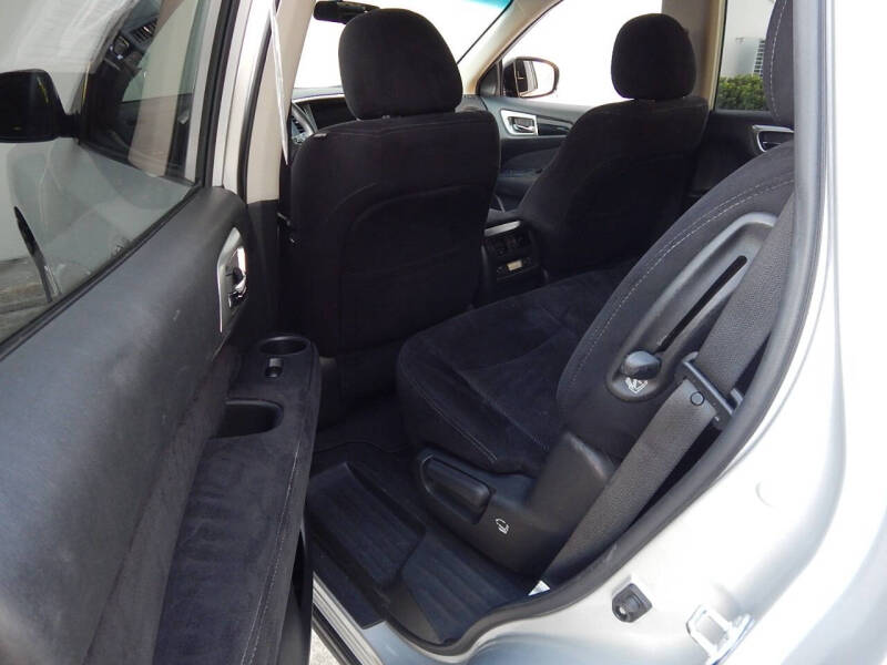 2016 Nissan Pathfinder SV