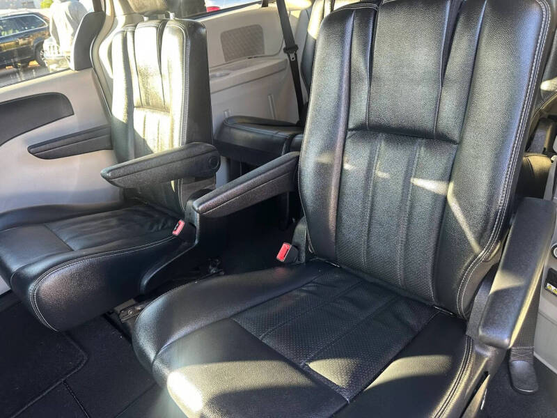 2012 Chrysler Town and Country Touring