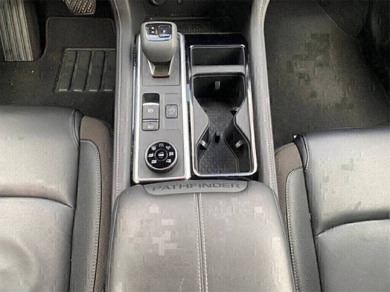 2024 Nissan Pathfinder SL