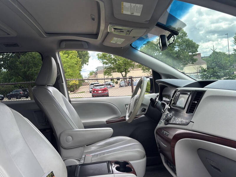2014 Toyota Sienna XLE 8-Passenger