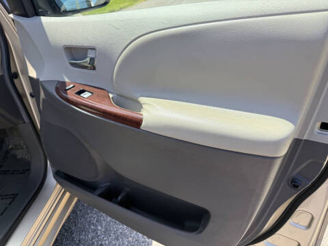 2011 Toyota Sienna XLE 7-Passenger Auto Access Seat