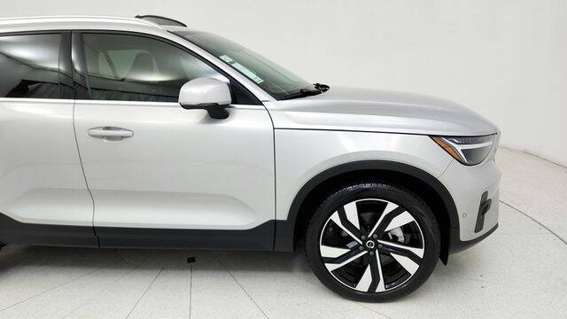 2025 Volvo XC40 B5 Plus Bright Theme