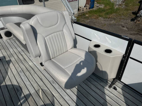 2017 Crest II 230 SLC