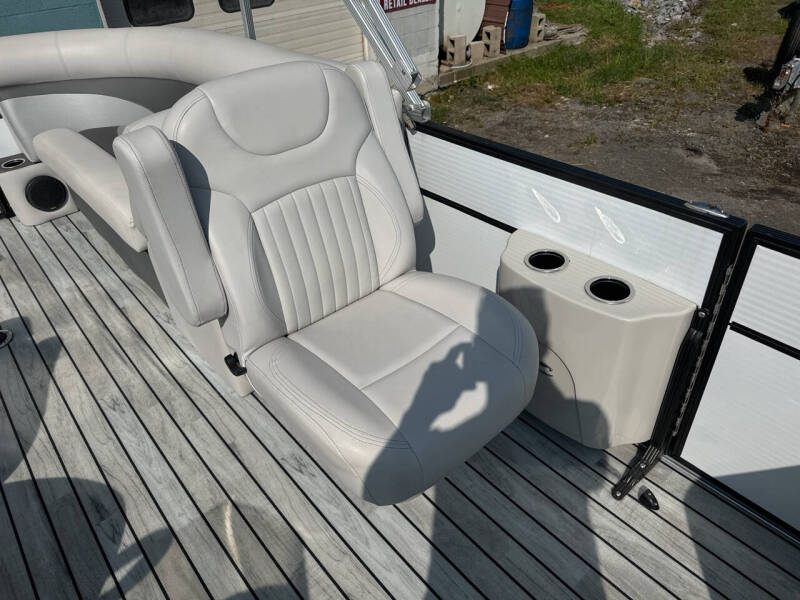 2017 Crest II 230 SLC