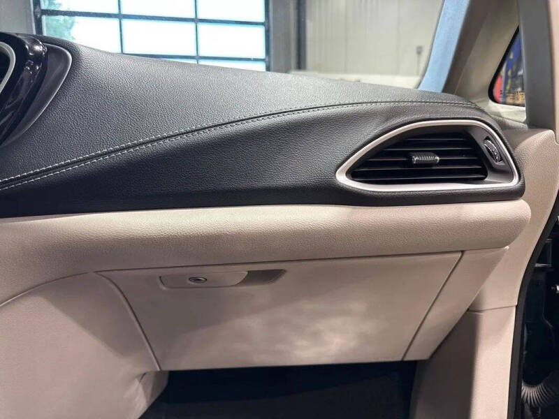 2024 Chrysler Pacifica Plug-In Hybrid Select