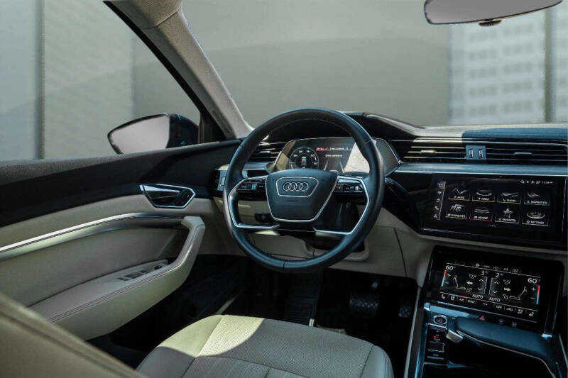 2022 Audi e-tron quattro Premium Plus