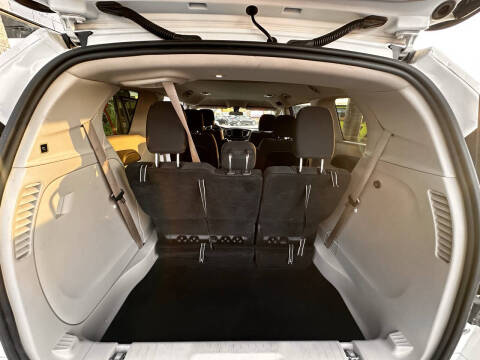 2022 Chrysler Voyager LX