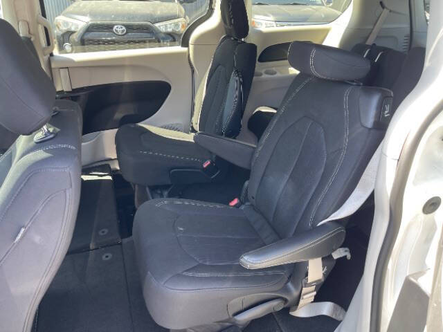 2022 Chrysler Voyager LX