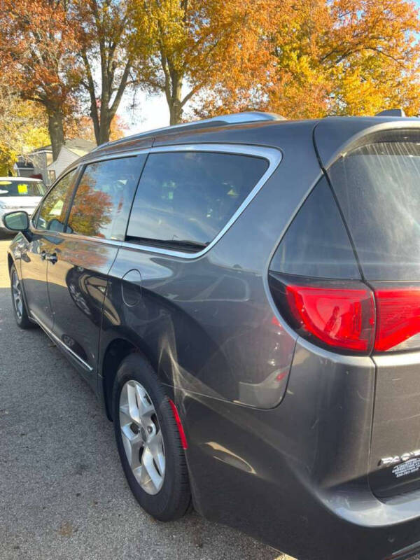 2017 Chrysler Pacifica Touring-L Plus