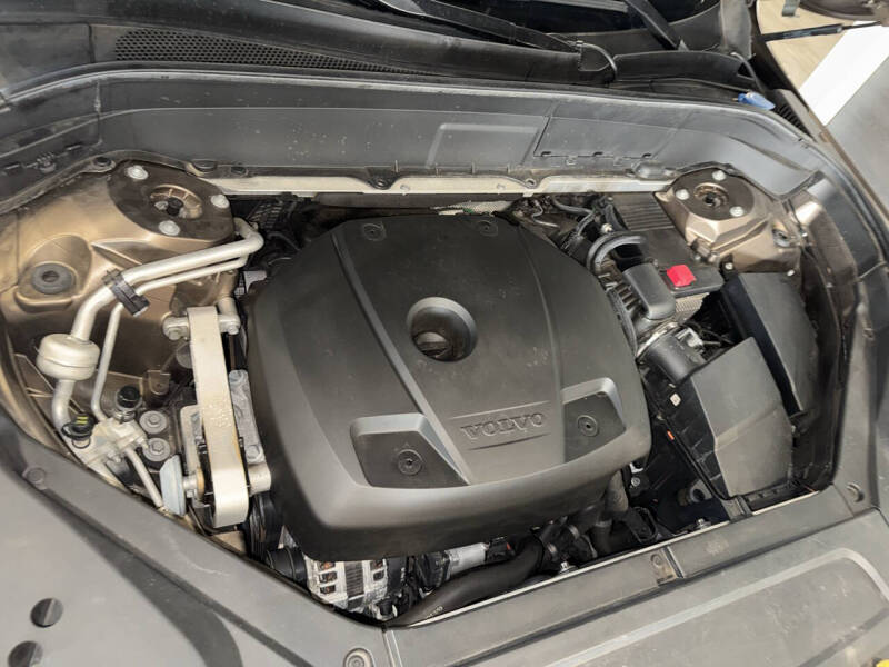 2016 Volvo XC90 T6 Momentum