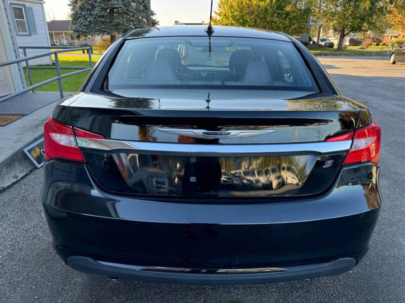 2012 Chrysler 200 Touring photo 7