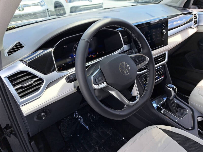 2025 Volkswagen Taos SE