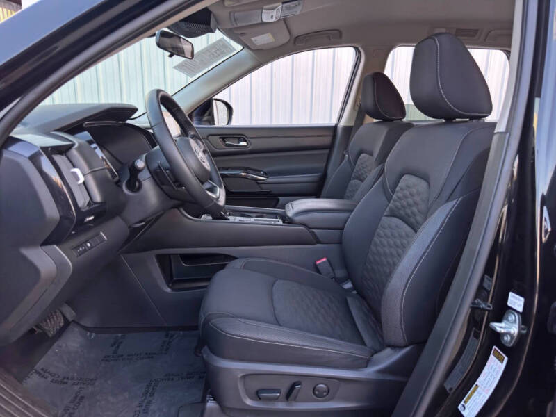 2022 Nissan Pathfinder SV