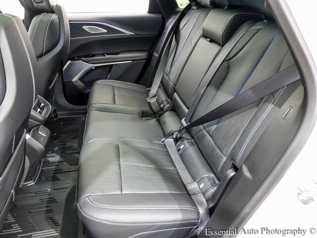 2025 Cadillac LYRIQ Luxury 2