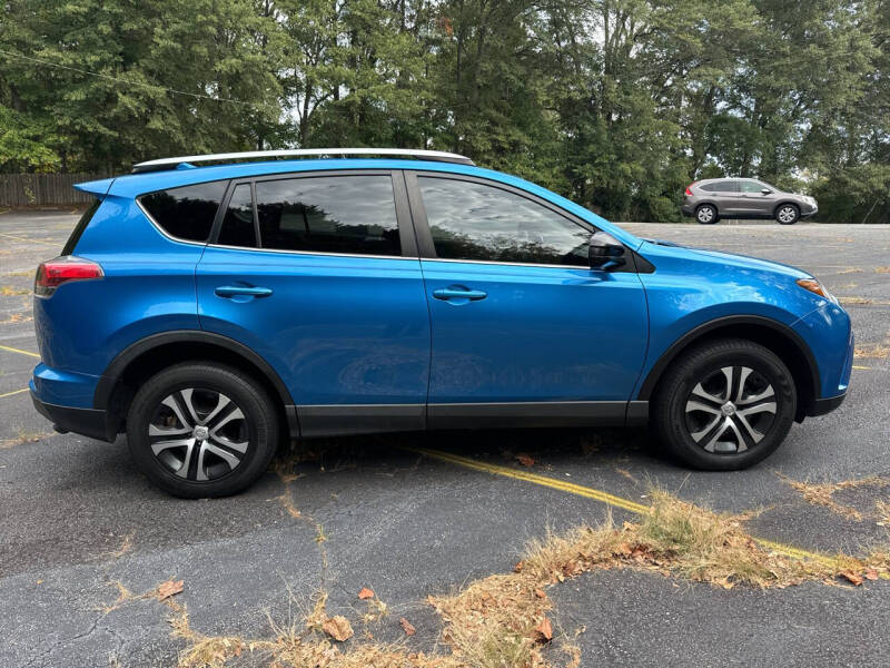 2017 Toyota RAV4 LE photo 7