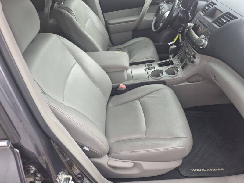 2011 Toyota Highlander SE