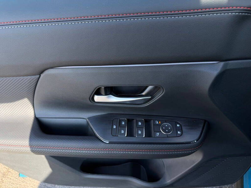 2025 Nissan Kicks SR