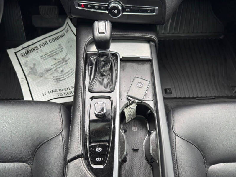 2022 Volvo XC90 T5 Momentum