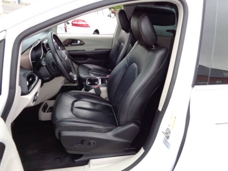 2017 Chrysler Pacifica Touring-L