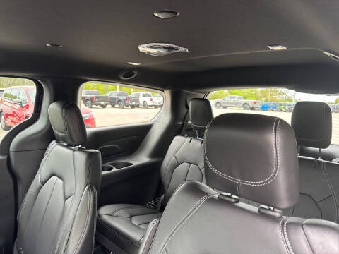 2027 Chrysler Pacifica Select