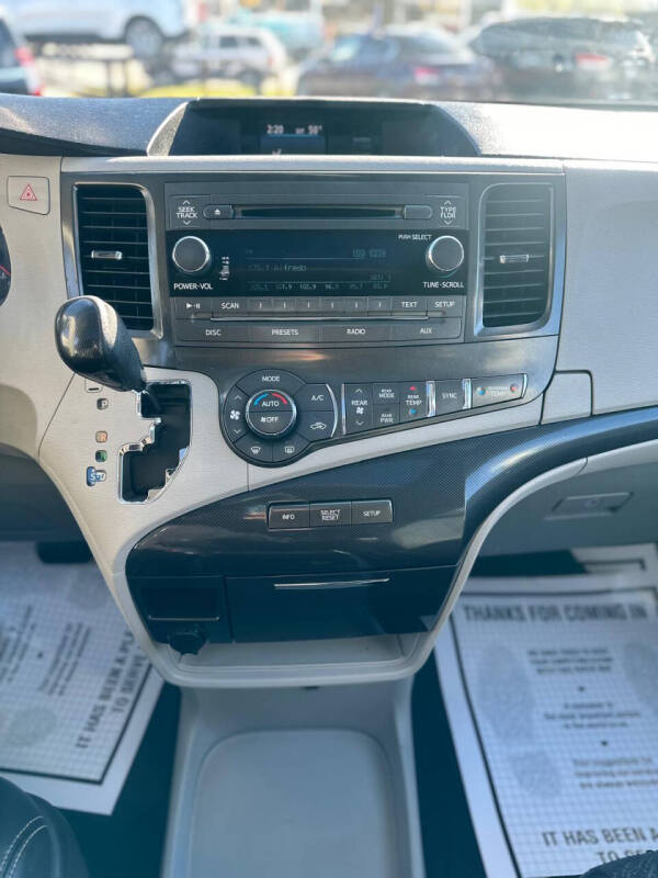 2013 Toyota Sienna SE 8-Passenger