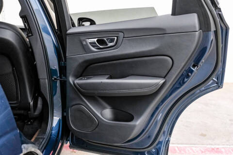 2023 Volvo XC60 B5 Plus Dark Theme